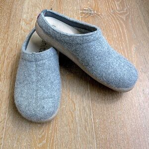 Sanita Lodge slippers/ house shoes